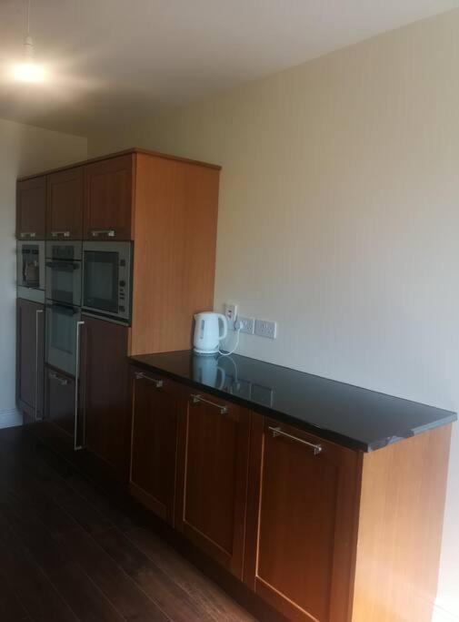 Spacious And Warm 2 Bedroom Apartment Sleeps Up To 5 أثي المظهر الخارجي الصورة