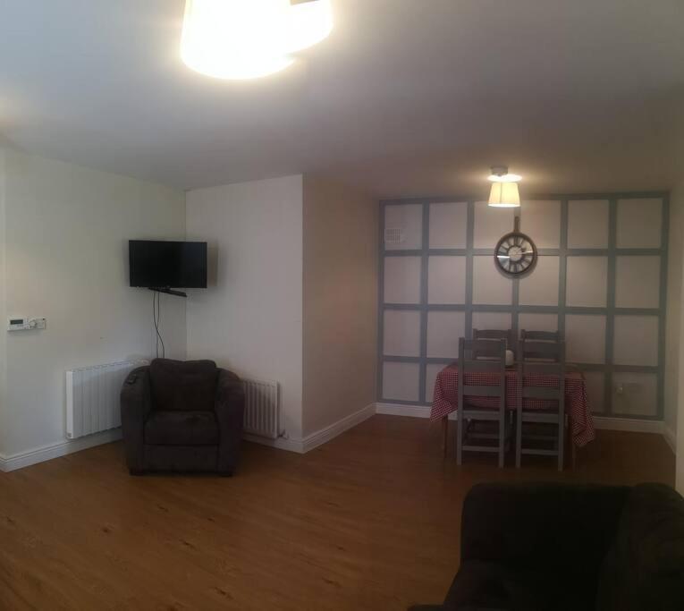 Spacious And Warm 2 Bedroom Apartment Sleeps Up To 5 أثي المظهر الخارجي الصورة